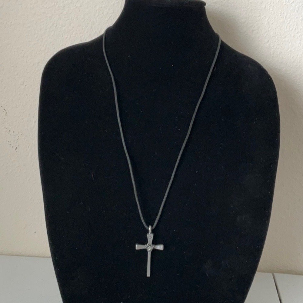 🌺$5.00 must bundle 🌺Silver Tone Cross Necklace